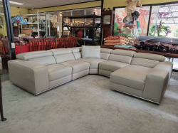 A high quality large leather L-Shape sofa. L.295 W.283 H.65 Cm.