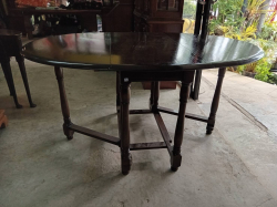 A large oak drop leaf dinning table. W.107 L.150 H.74 Cm.