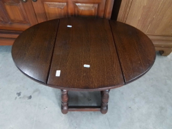 Drop leaf oak coffee table. W.50 L.70 H.40 Cm.