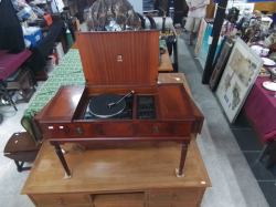 A high quality mahogany radiongram with Gerard Turn Table. L.114 D.42 H.64 Cm.
