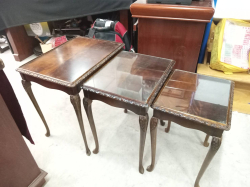 A nest of 3 walnut tables on carved lags. W.40 L.55 H.55 Cm.