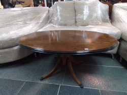 A pretty oval coffee table on a center column and 4 outswept cabriole legs. W.70 L.110 H.46 Cm.