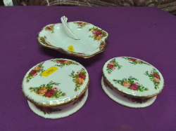2 Circular old country roses by Royal Doulton trinket dishes and a shaped triangular tray W.18 L.19 Cm.
