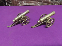 A pair of brass canons. W.5 L.12 H.6 Cm.