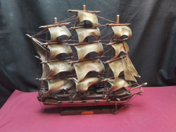 Model Ship ~ Fragata Española, Año 1780 / Spanish War Ship. L.43 H.40  Cm.