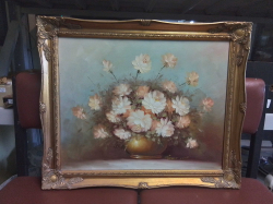 A nice floral study in a swept gilt frame. 60x49 Cm.