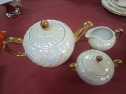 An Unuasul Tea set. Approx size 24x17cm