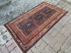 A Handmade carpets Rugs from persian Iran, antique. 108x180 Cm.