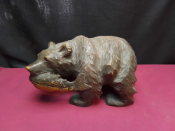 A carved wood bear catching a fish. L.28 H.16 Cm.