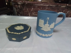 A Dark Blue Wedgwood Octagonal Trinket Box and A Handled Mug W.14  H.12 Cm.Featuring Piccadilly Circus London 
