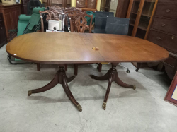 A Nice Georgian Style Twin Pedestal Dining Table the Top Crossbaned in mahogany. W.107 L.183 H.77 Cm.