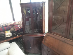 A good quality mahogany corner cabinet with double glazed doors above 2 cupboards with key. W.93 D.60 H.182 Cm.