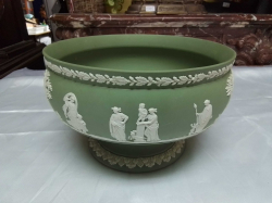 A Scarse green Wedgwood Footed Bowl. W.22 H.14 Cm.