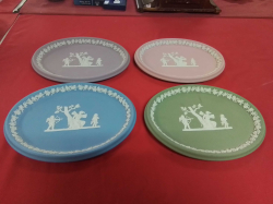 A rare set of 4 Wedgwood Oval Cabinet display plates in 4 colors pink,grey, blue and green. 20x25 Cm.