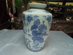A Large Chinese Vase in Blue and White. W.19 H.31 Cm.