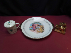 A handpainted chinese lidded cup. H.9 Cm., Chinese gold colored guardian dog sat on coins on its own base and a large Chinese export plate mark to base 