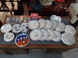 A massive job lot of 24 items snoopy ceramics plates, bowls, mugs and a biscuit tin 