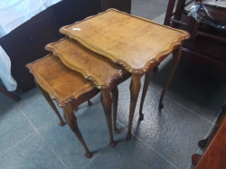 A good Burr Walnut nest of 3 table on cabriole legs. top table size 55x42 Cm H.55 cm