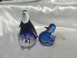 An Amusing glass model of a Penguin with 2 chick's and another bird. Approx size 10 and 10 cm