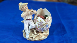 A pretty model of a boy playing the flute in polychrome porcelain. H.17 cm