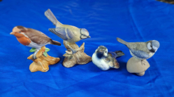 4 Porcelain and Bisque models of birds. H.12 cm
