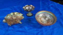 3 Good pieces of carnival glass in orange and dark glass. H.10 cm W.20 cm