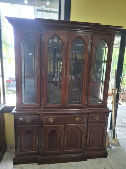 A 4 door break front bookcase in mahogany. L.151 cm H.203 cm, D.44 cm