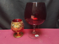 A Large red Brandy glass and gilded 
H.25 cm.
W.15 cm.