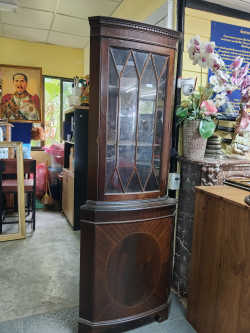 A Nice Mahogany corner cabinet with key 
H.180
D.46
W.66