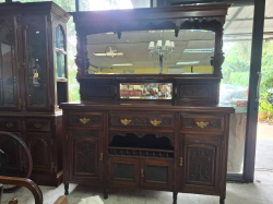 An imposing English Walnut Sideboard  the mirror back with 2 Beveled Glass mirror and the base with Drawers and carved doors 
D.53 
L.166 cm.
H.197cm.