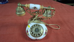An Old Country Rose telephone. W.25 cm H.23 cm