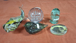 4 Varios glass paperweight and a Murano Type fish. 10x10 cm