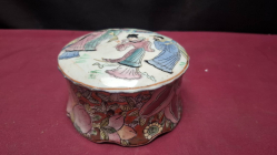  A Lovely ladies old Chinese 12 cm diameter trinket or power box hand painted famille rose court scene. Stamped on lid & base no damage