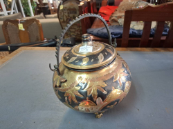 A hand beaten Copper and brass pot  with lid 
H.20 cm.
W.18 cm.