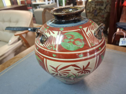 An earthenware and pain tea Jar
H.22 cm.
W.17 cm.