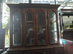 A 4 door break front bookcase in mahogany. L.151 cm H.203 cm, D.44 cm