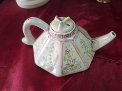 A Small  8side Handel pain red tea pot 