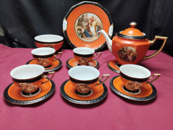 A Nice painted plate Tea Set of five complete  with tea pot
Plate L.26Cm. H.26.CM
Bowl L.13cm. H.8cm.

