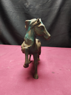 Cast  iron vintage horse
H.15cm.
L.15cm.