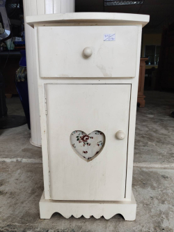 Vintage Country-Style White Heart Bedside Cabinet, with drawer, Scalloped Bottom edge
H.58Cm.
W30Cm.