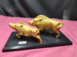 of Gilt Bronze Wild Boars Statues, Feng Shui, on Stand.
L.26Cm.
W.13Cm.
H10Cm.