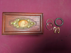 English jewellery accessories 
H.9cm.
D.10cm.
W.18cm.