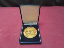 A commemorative 18k gold plated F1 medal for World Champion Constructors and Driver WILLIAMS/HONDA 1986, presented to sports journalists, in velvet box. Online price 200GBP- 2,000GBP.