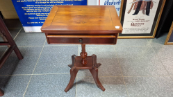 A Nice small yew wood side table with draw
L.39.9cm
W.30cm.
H.57.9