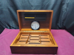 A rare davidoff ambassador No.6 humidifier
L.35cm.
W.23cm.
H.14cm. 