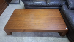 Solid oak ltalian coffee table. Size 140x80 cm H.26 cm