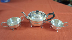 A very pretty English sivler plate 3 pieces Tea set in mint condition. W. 28 cm H.14 cm