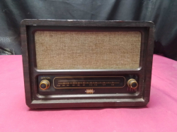 A Small battery Radio as skin
H.16cm,
L.23cm.
W.10cm.