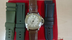 Panerai Submersible QuarantaQuattro Bianco Gent watch with 2 spare leather strap