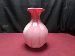 Lovely Pink Murano style vase
H26.5cm
W15cm.